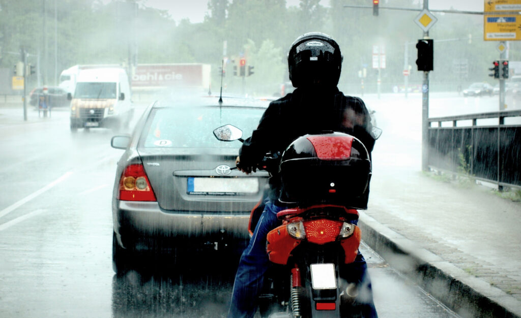Conducir la moto con lluvia