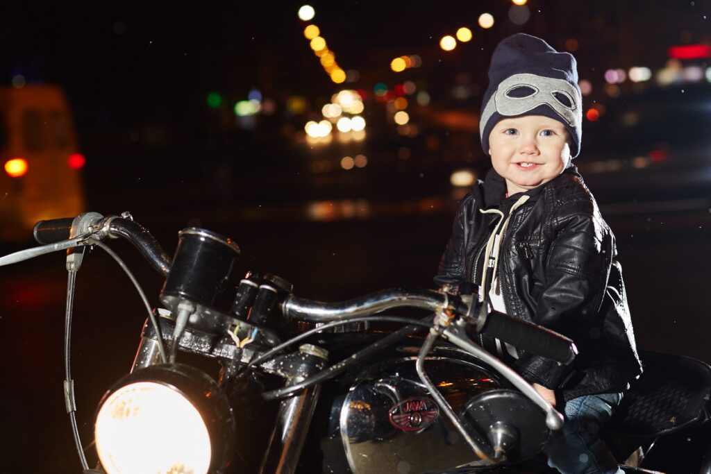 Presta atención a como debes viajar con niños en moto