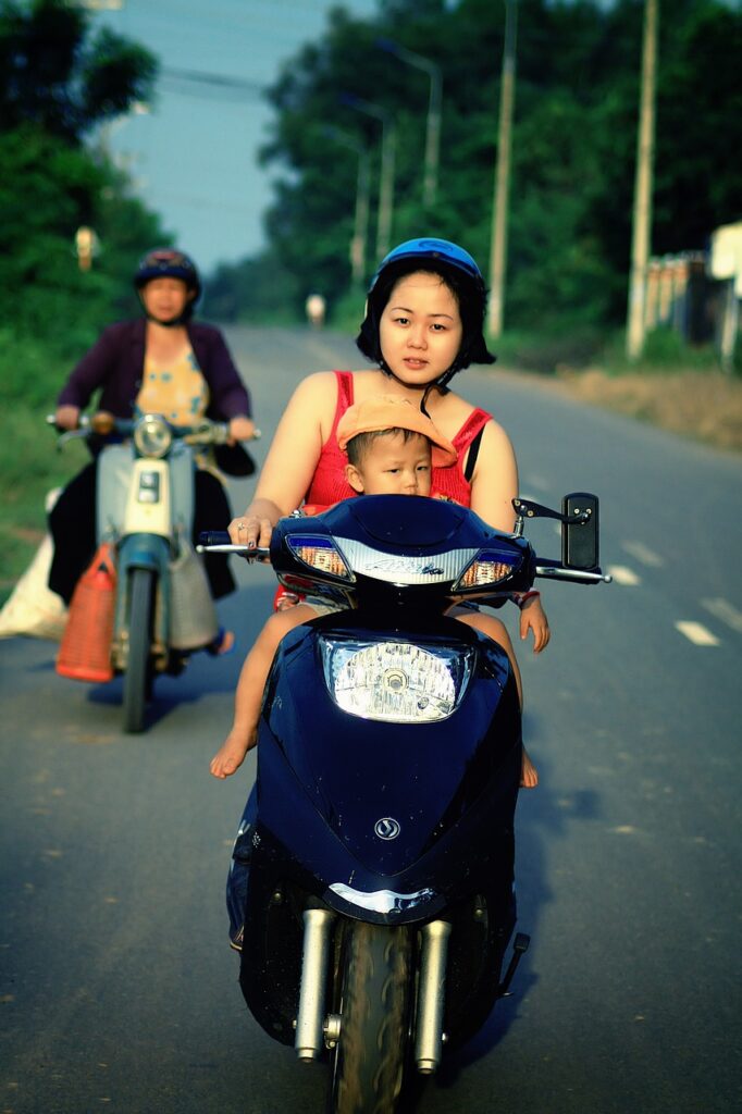 ¿sabes cómo viajar con niños en moto?