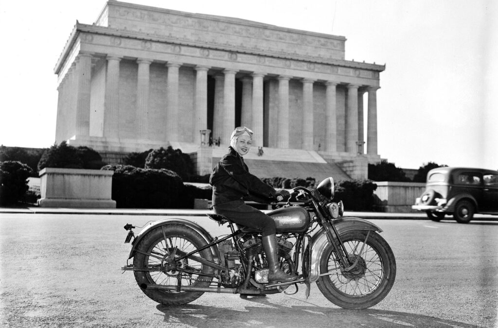 Sally Halterman, primera mujer en conceder la licencia de moto. Una de las 10 mujeres moteras más influyentes de la historia