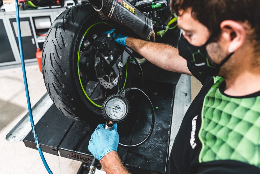 Cuando realices el mantenimiento preventivo de la moto, no olvides revisar la presión de los neumáticos
