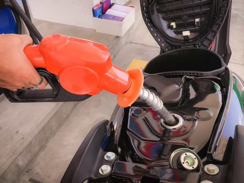 La calidad de la gasolina puede ser una causante de que tu moto se ahoga al acelerar