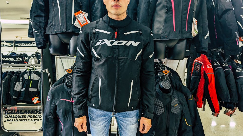 IXON Striker, una chaqueta moto 4 estaciones perfecta